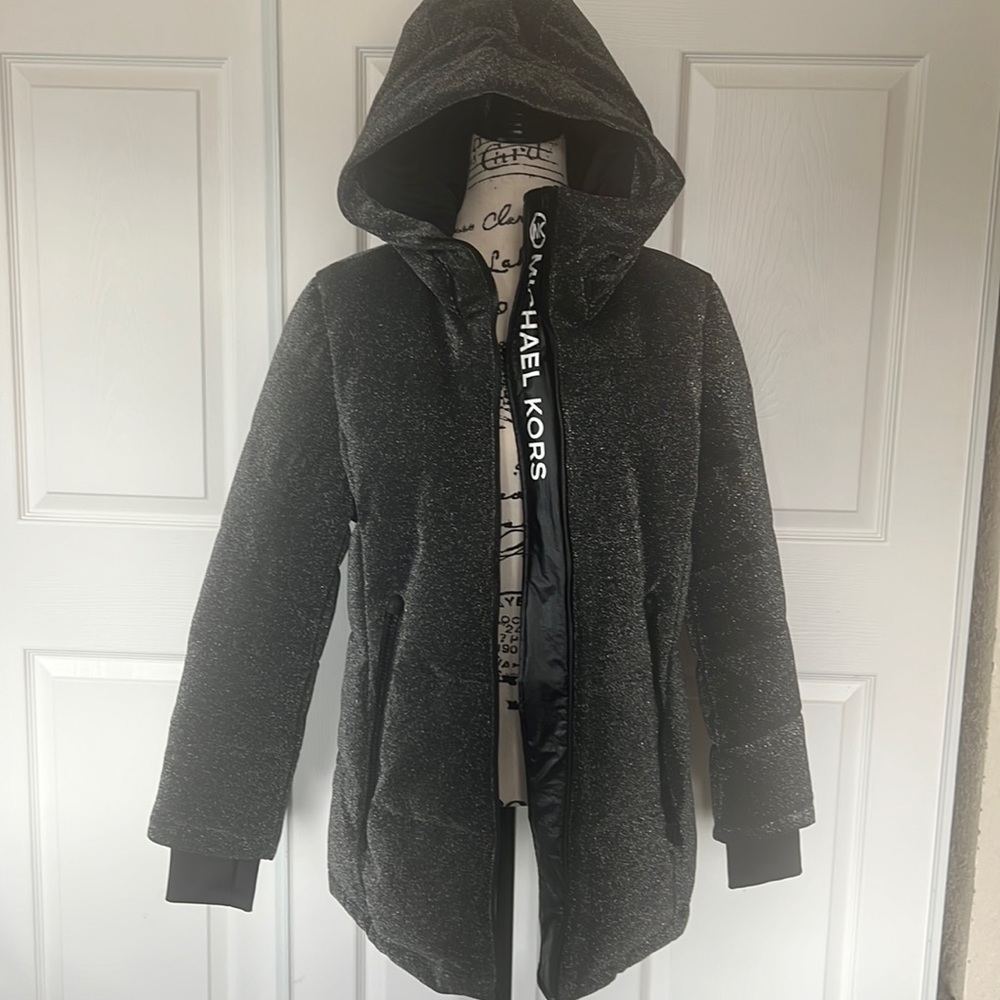 Selling this brand new coat, very elegant